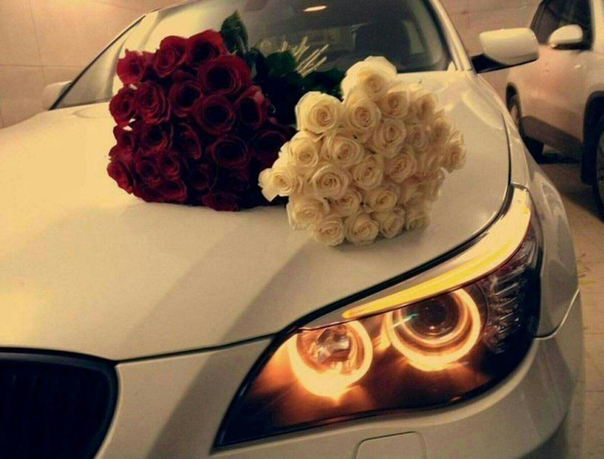 Букет на капоте машины