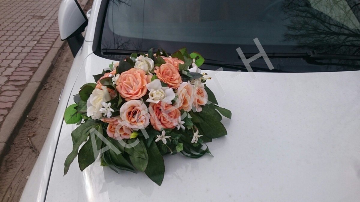 Цветы на капоте машины