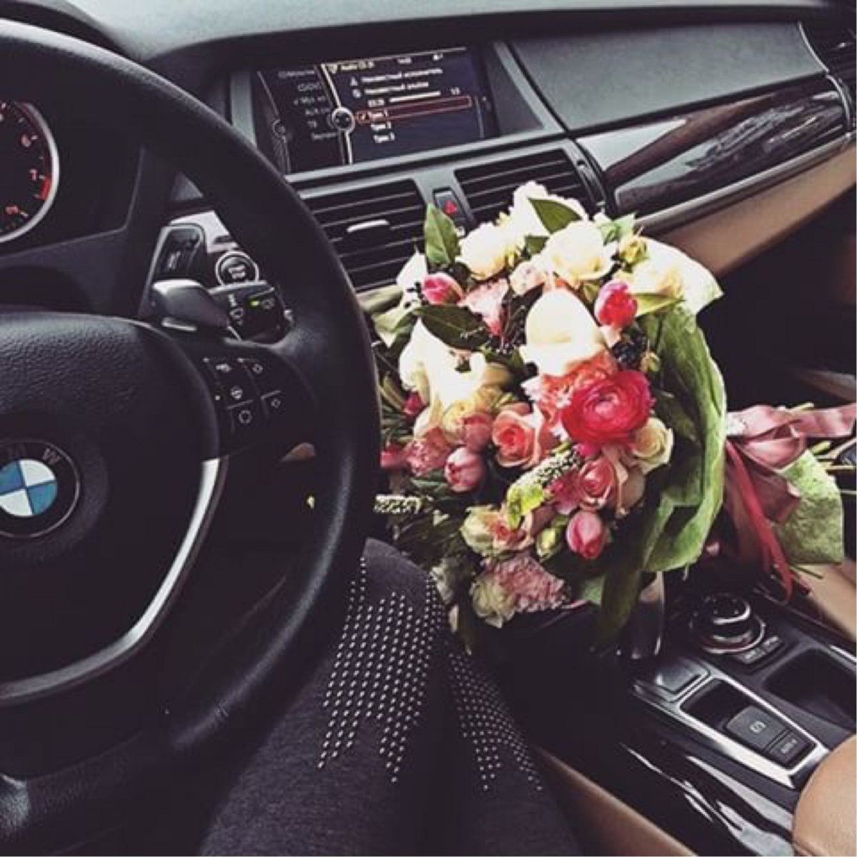 Живые цветы на капот свадебной машины