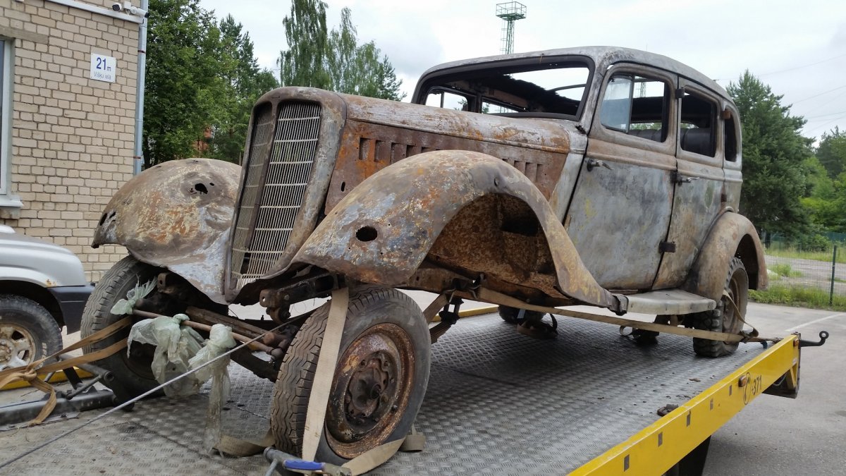 Старая разваленная машина