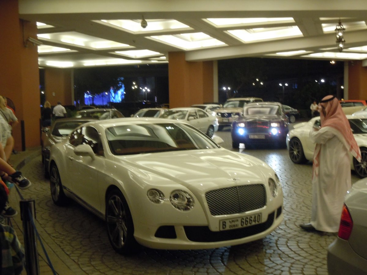 Машины шейхов в Дубае w140