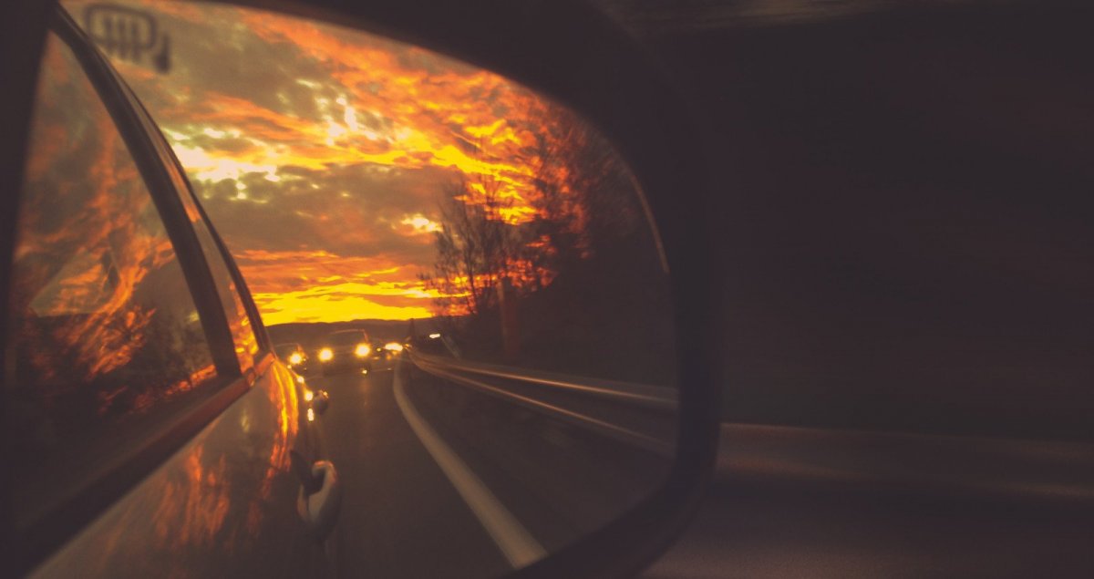 Закат солнца в зеркале машины
