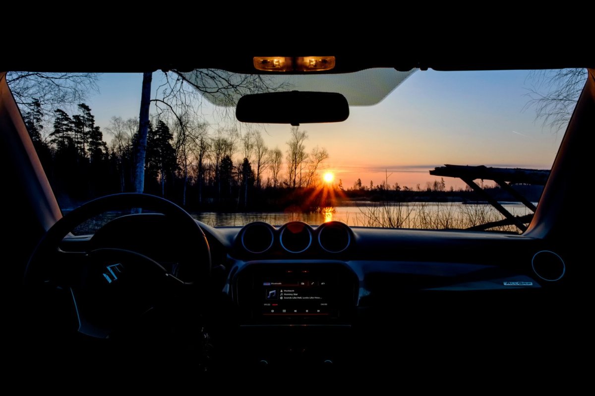 Машина на дороге