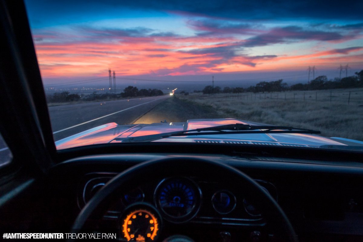 Машина на фоне заката