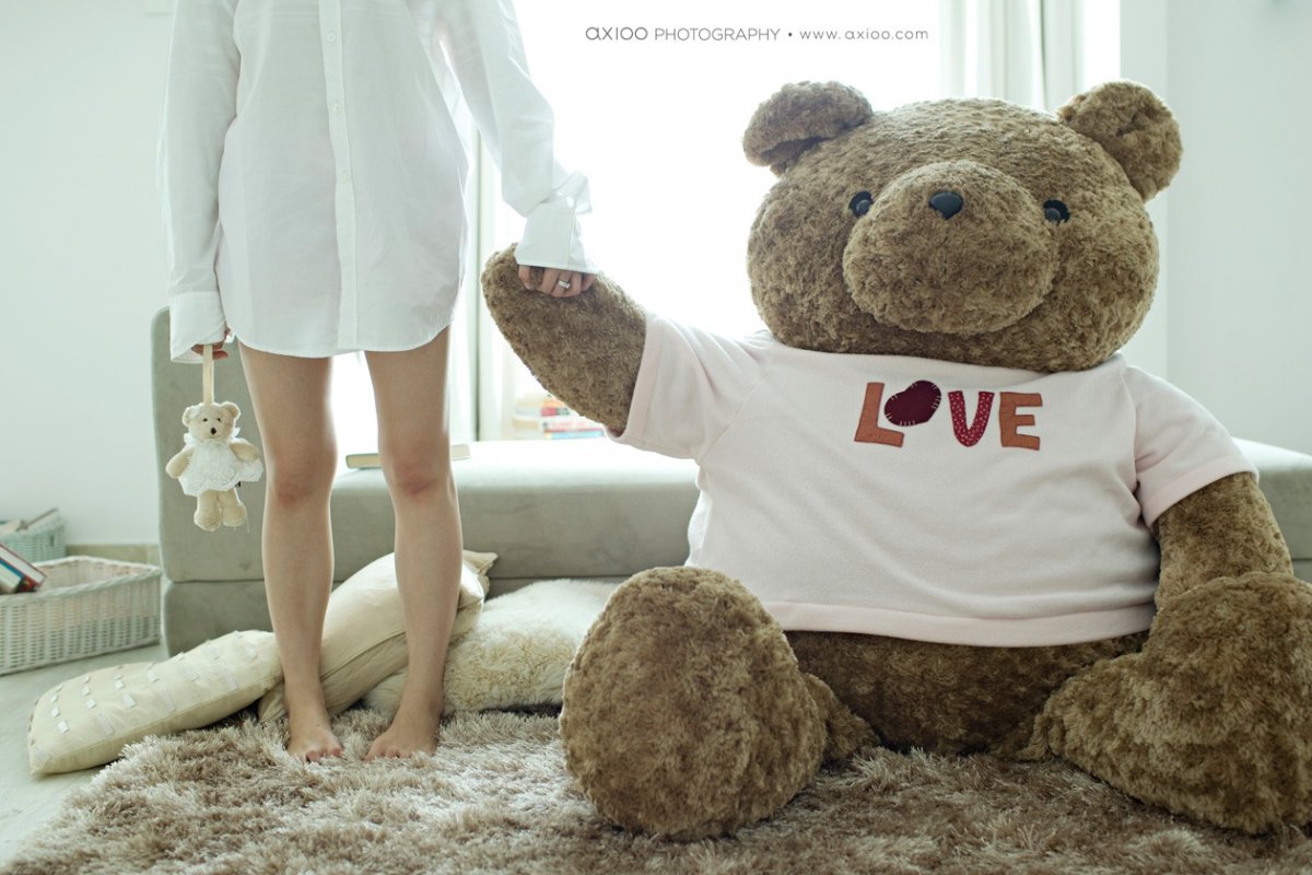 Медведица обнимает медвежонка