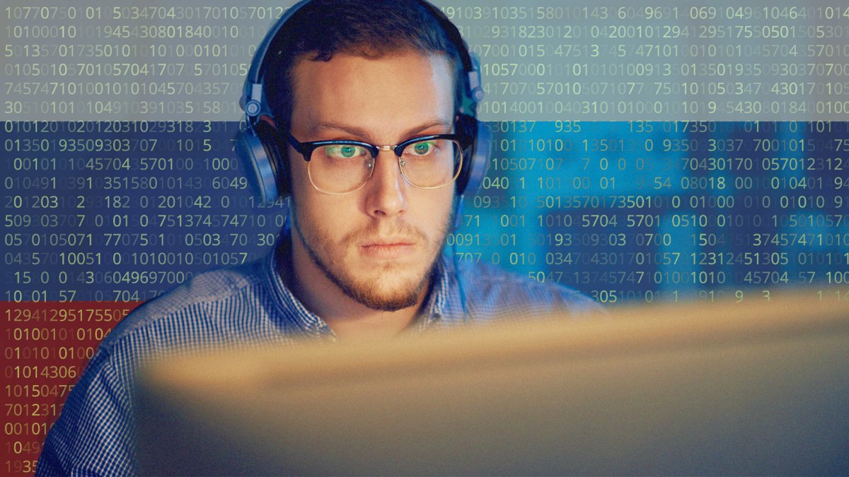 Девушка возле компьютера