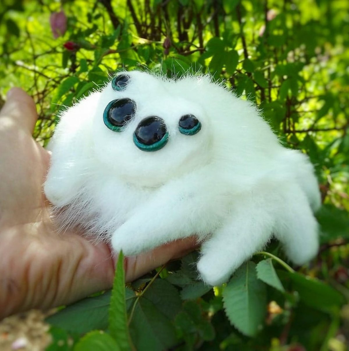 Паук Тарантул белый пушистый