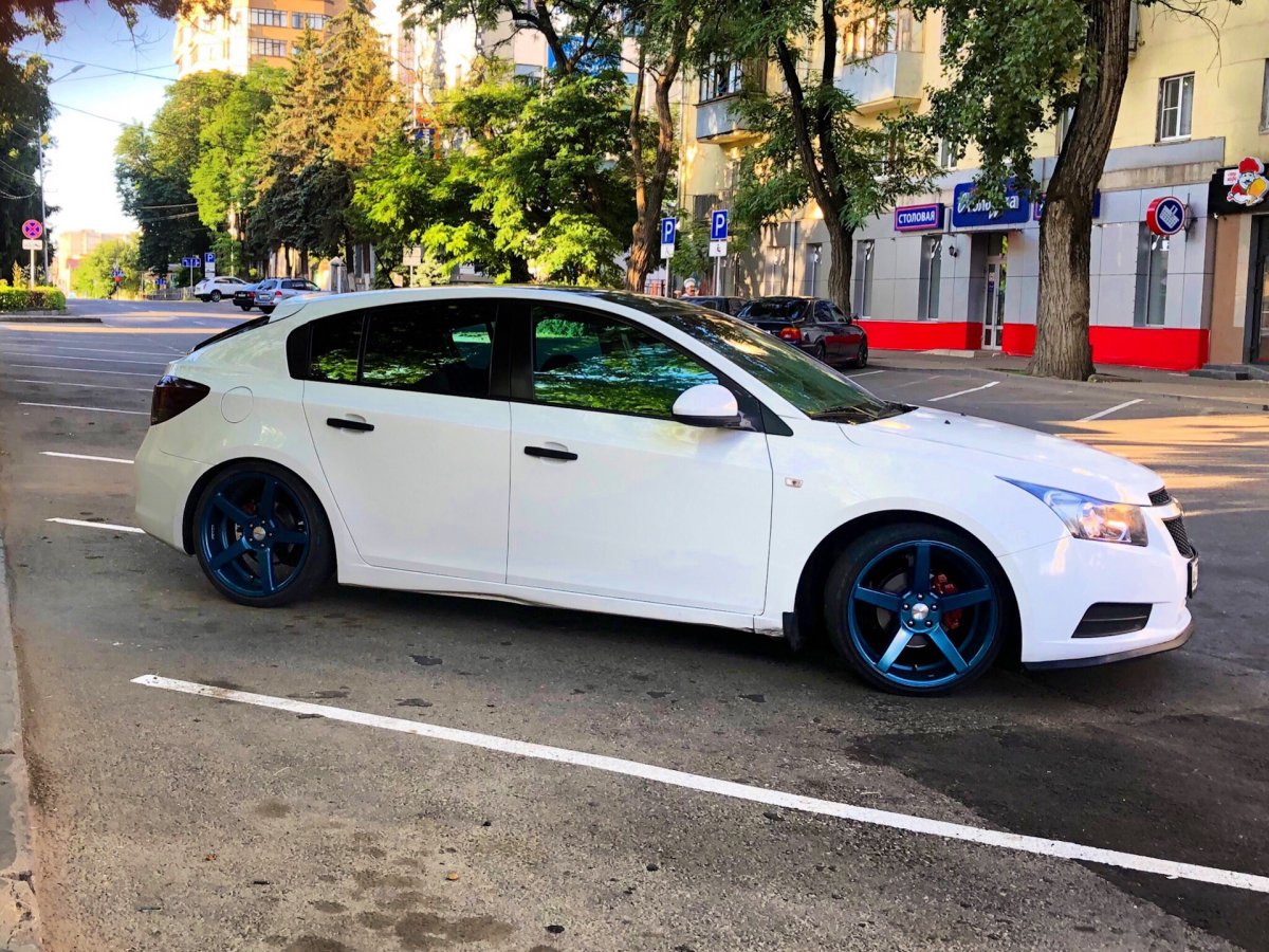 Красные суппорта на белой Ауди а7