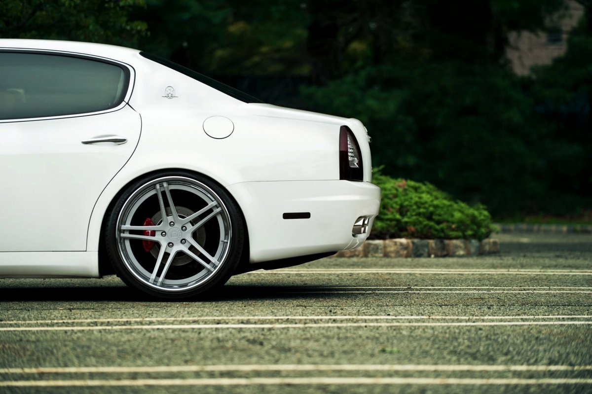 Черные диски на белой машине