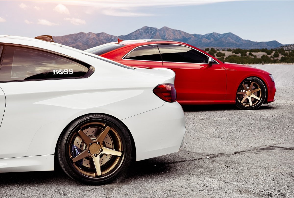 Золотые диски на белой машине