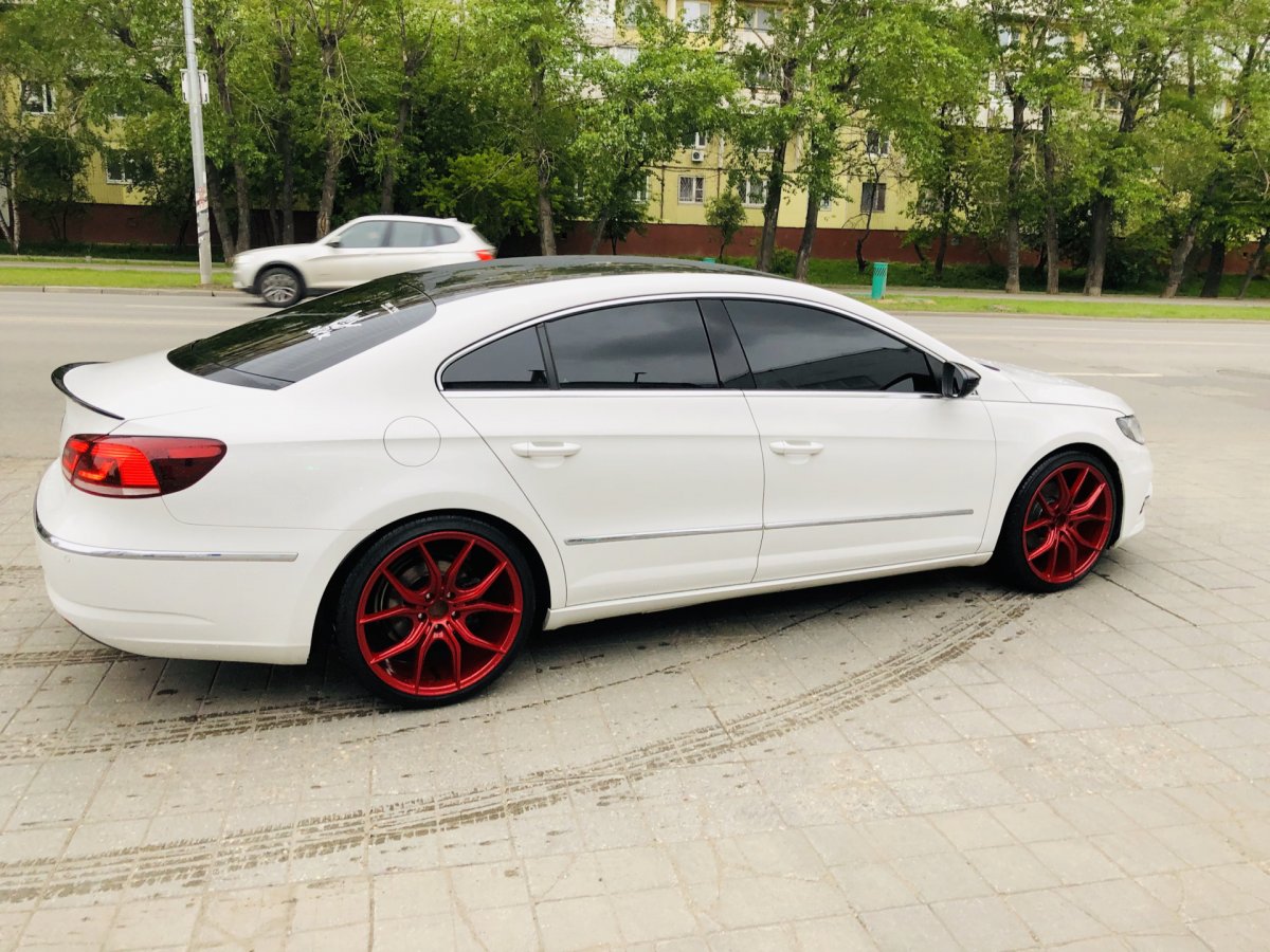 Серые диски на белой машине