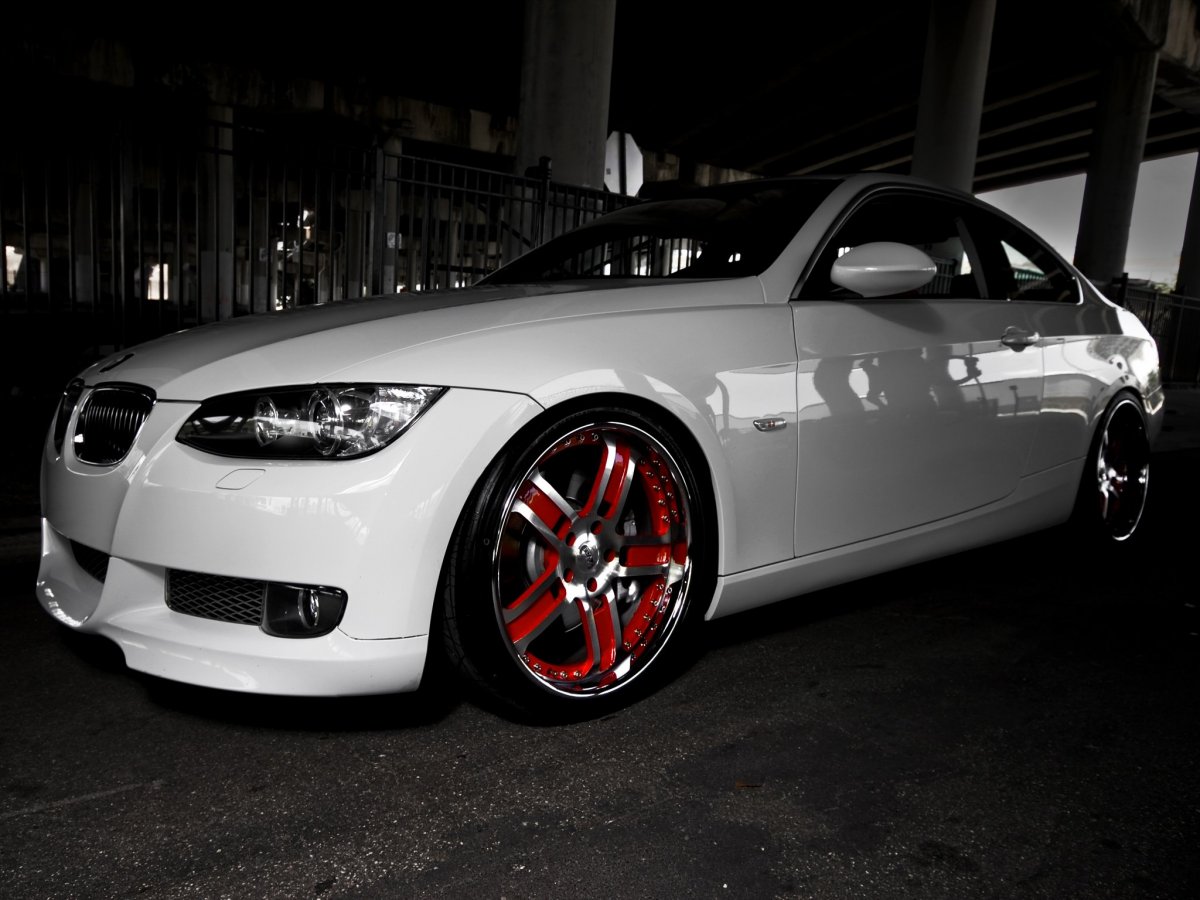 Белая Мазда 3 2006 на дисках