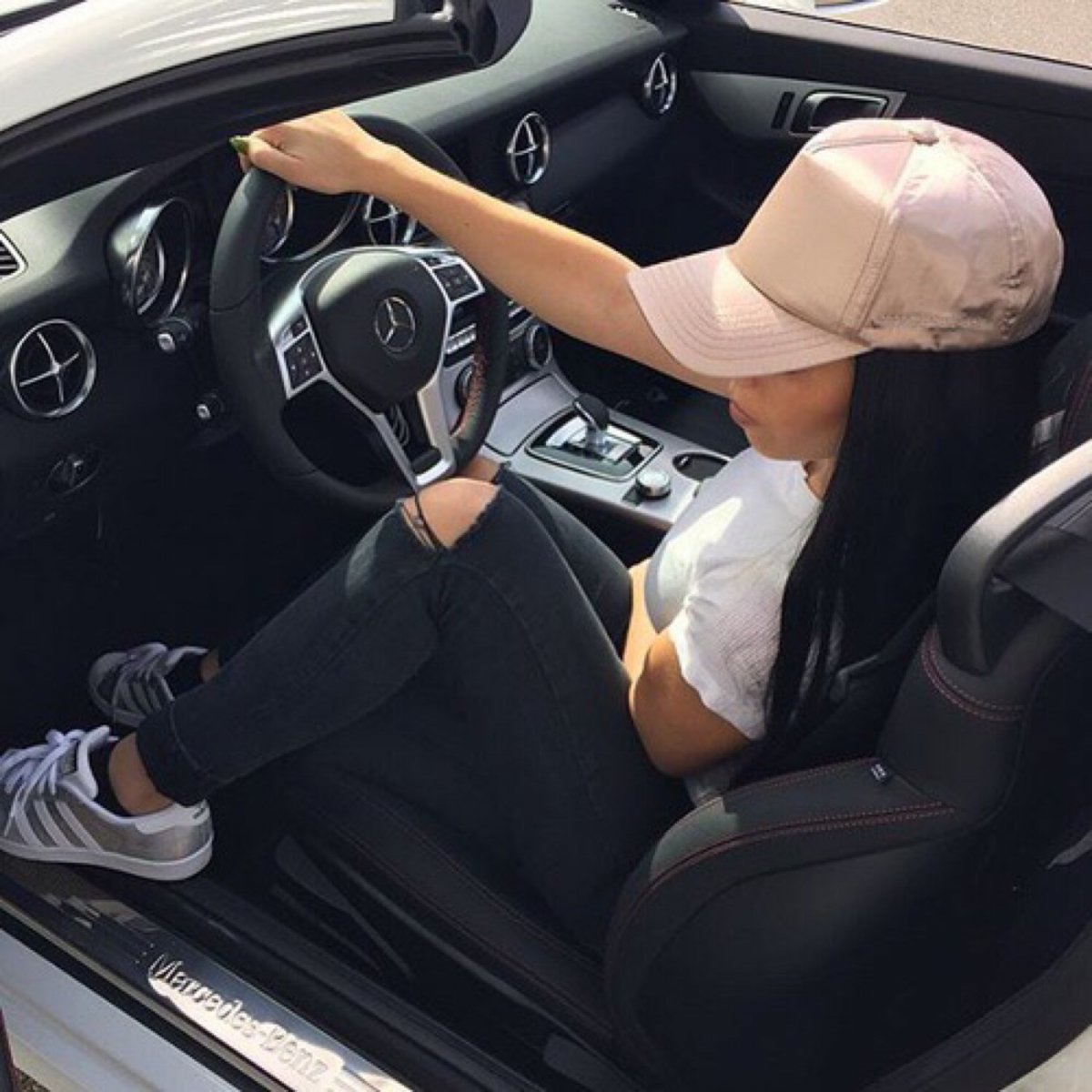 Богатый парень с машиной