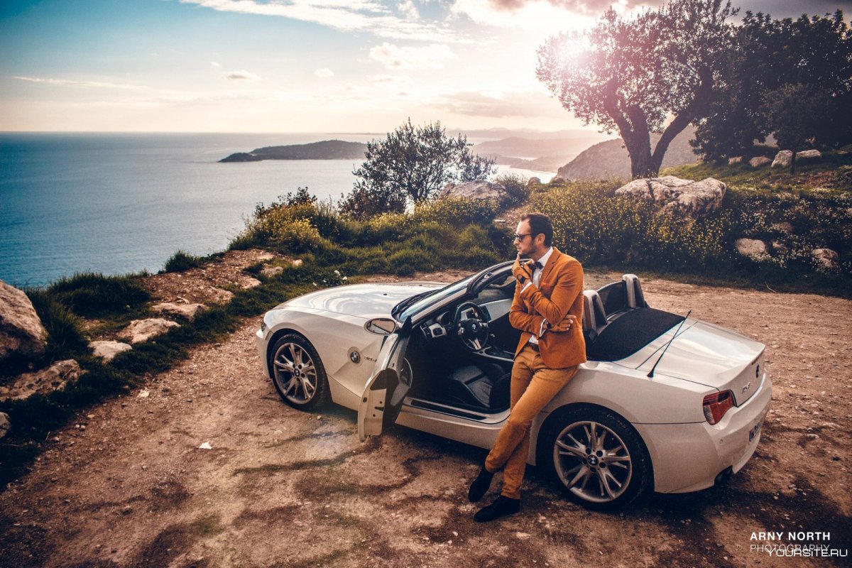 Парень возле машины