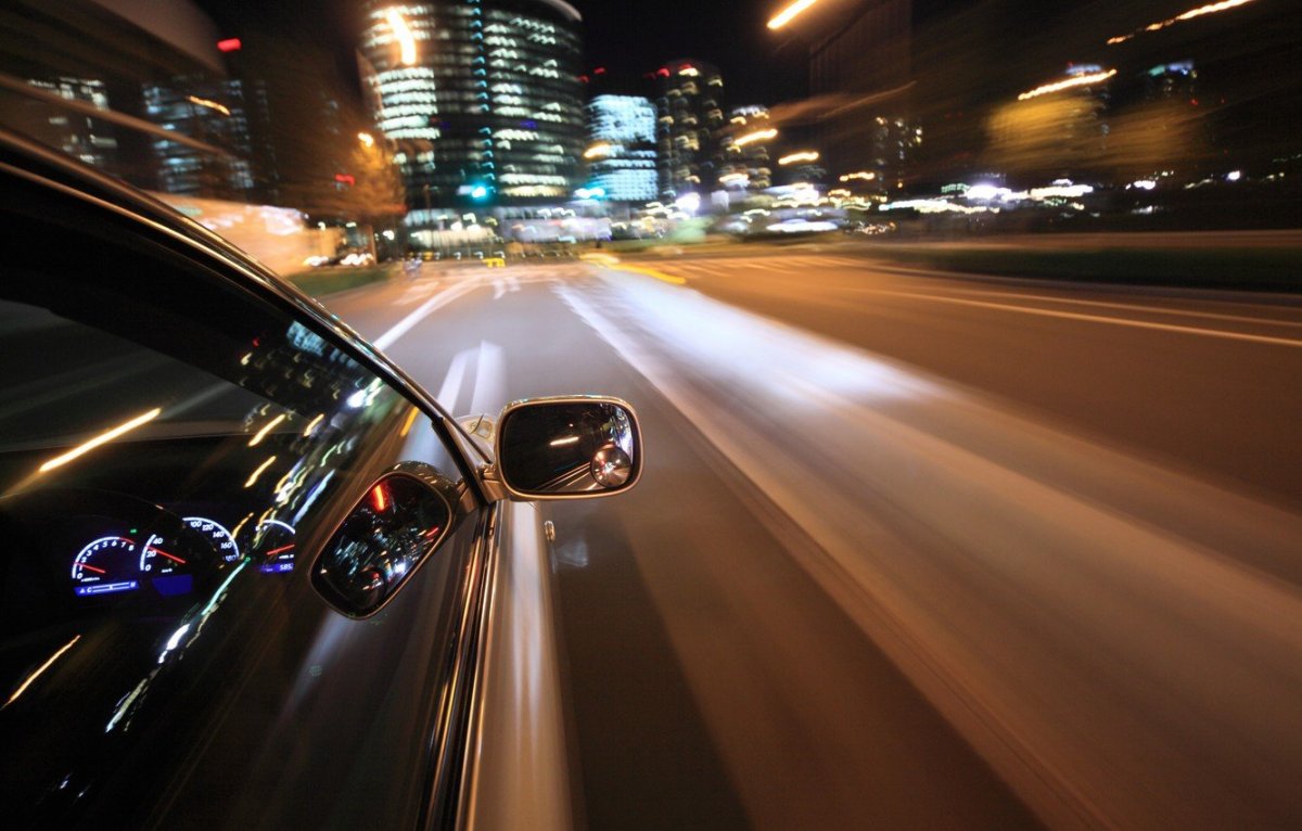 Автомобиль ночью на дороге
