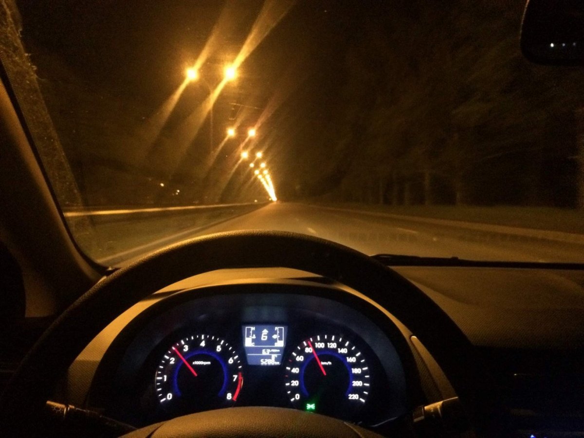 Автомобиль ночью на скорости