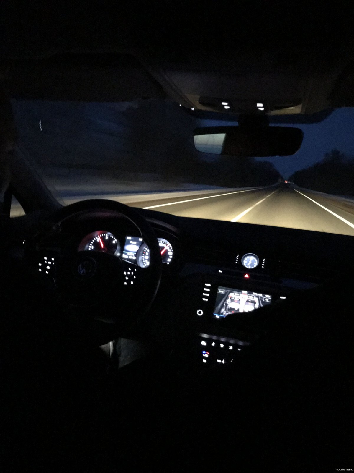 Ночная трасса из машины