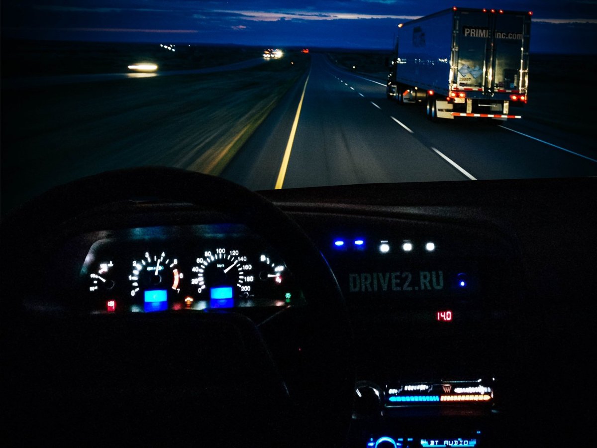 Движение машин в ночном городе