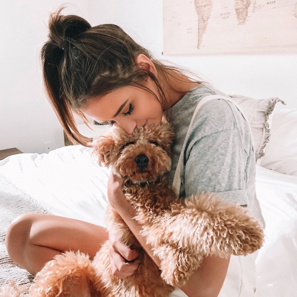 Девушка с маленькой собачкой