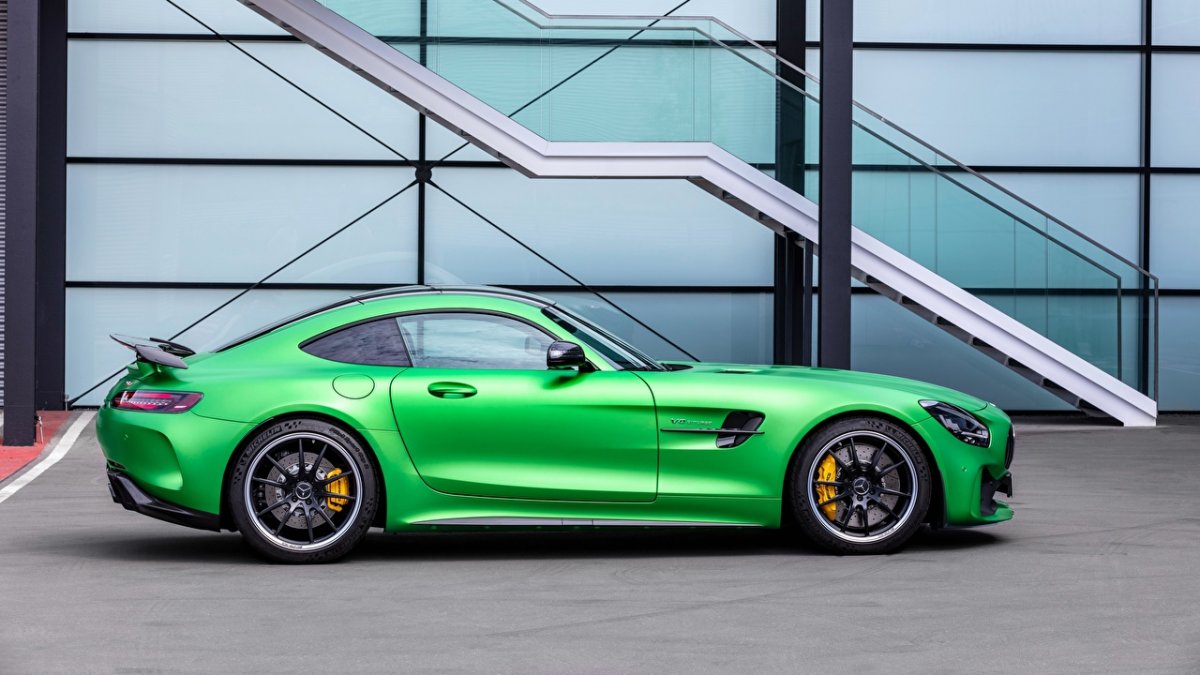 Mercedes AMG gt сбоку