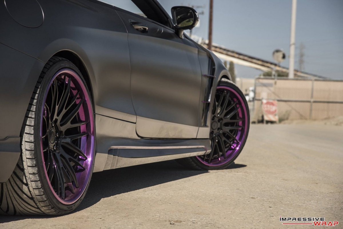 Фиолетовые диски на серебристой машине