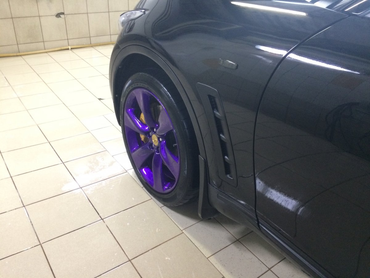 Инфинити ФХ 35 черный с фиолетовыми дисками