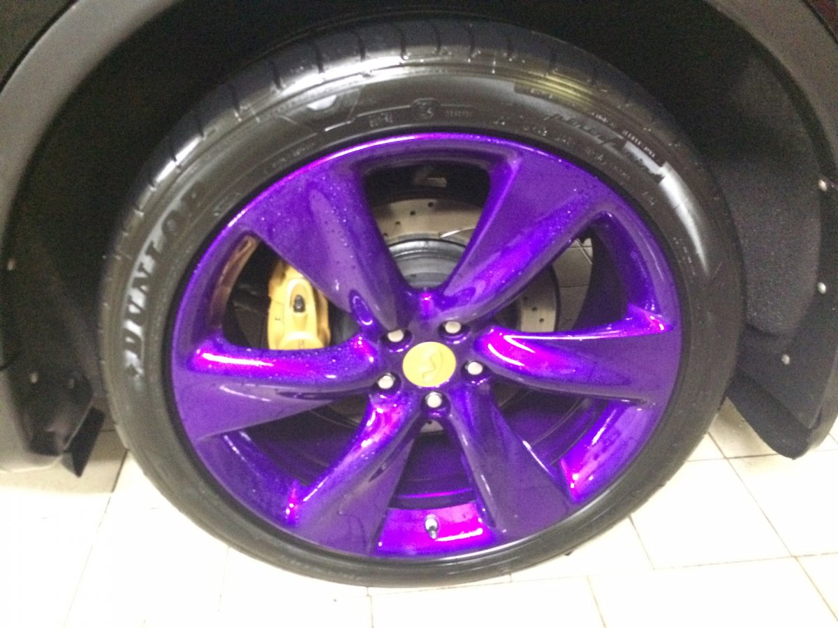 Инфинити fx35 черная с фиолетовыми дисками