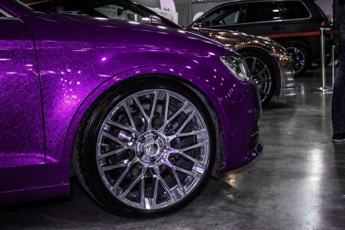 Ауди а6 с фиолетовыми дисками