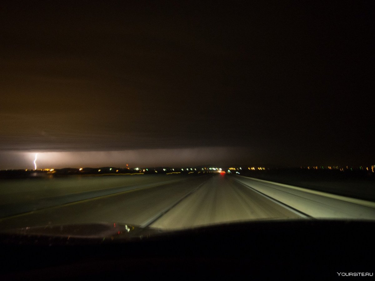 Вид из машины ночью