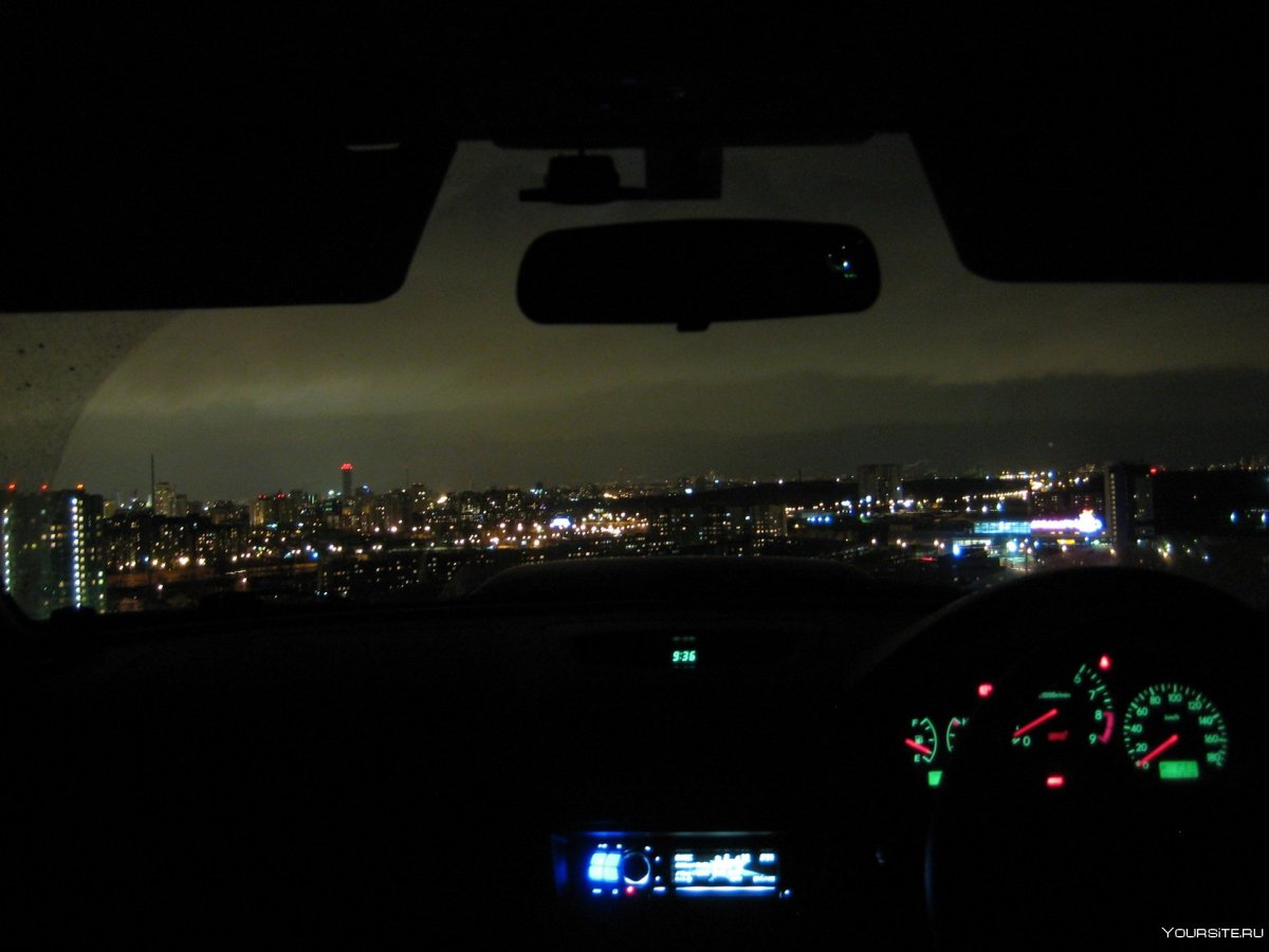 Ночной вид из окна машины