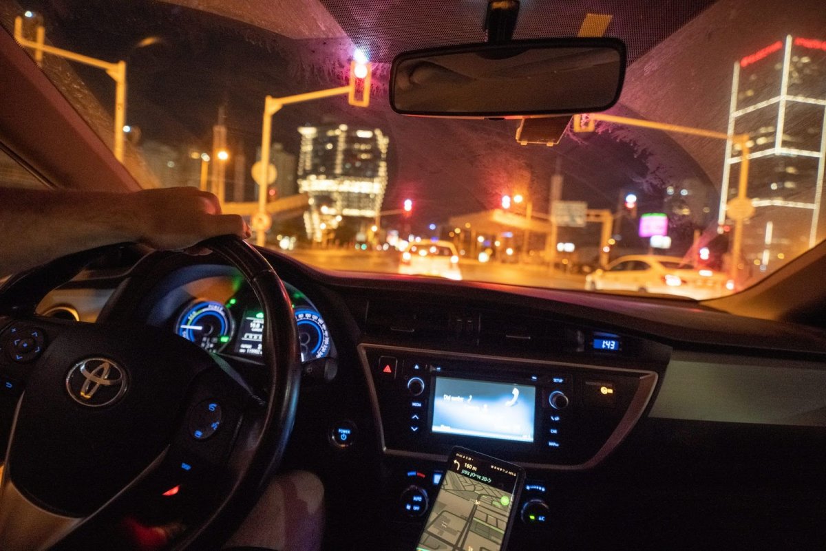 Салон машины ночью