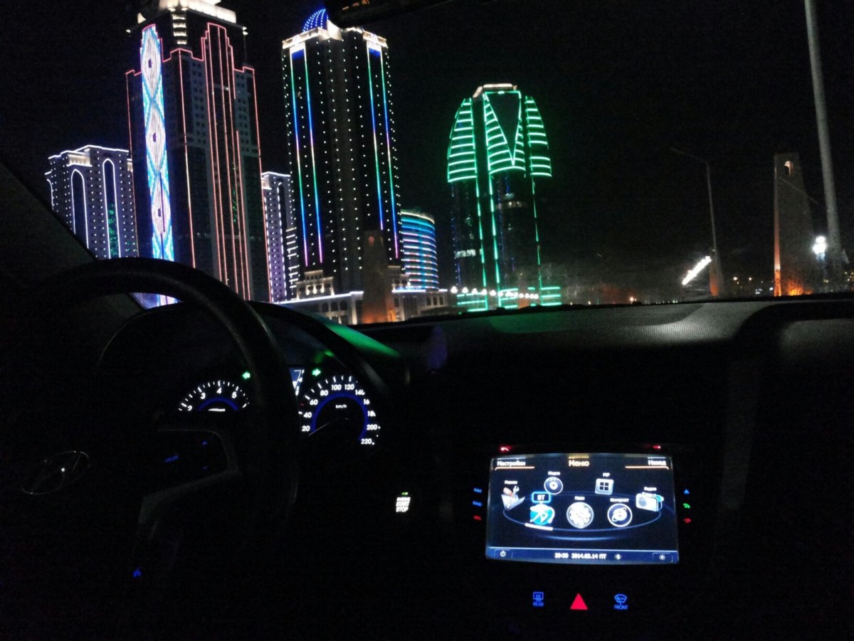 Вид ночного города из машины