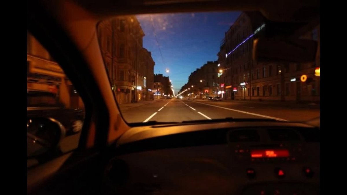 Вид из окна машины ночью