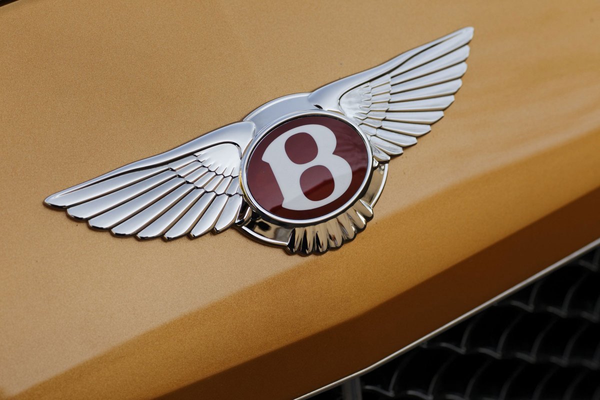 Машина с орлом на капоте