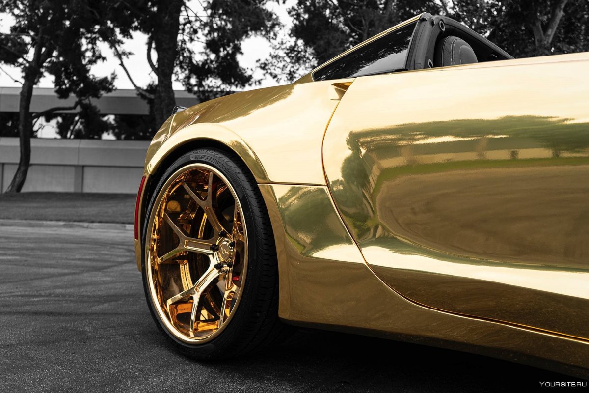Бронзовые диски на серебристой машине