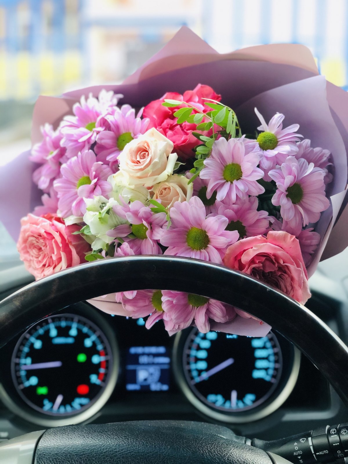 Цветы в салоне автомобиля