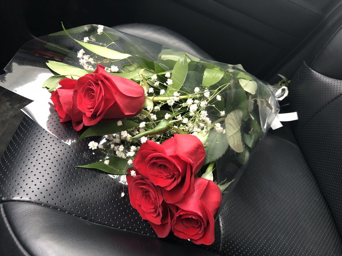 Букет цветов в машине на сиденье