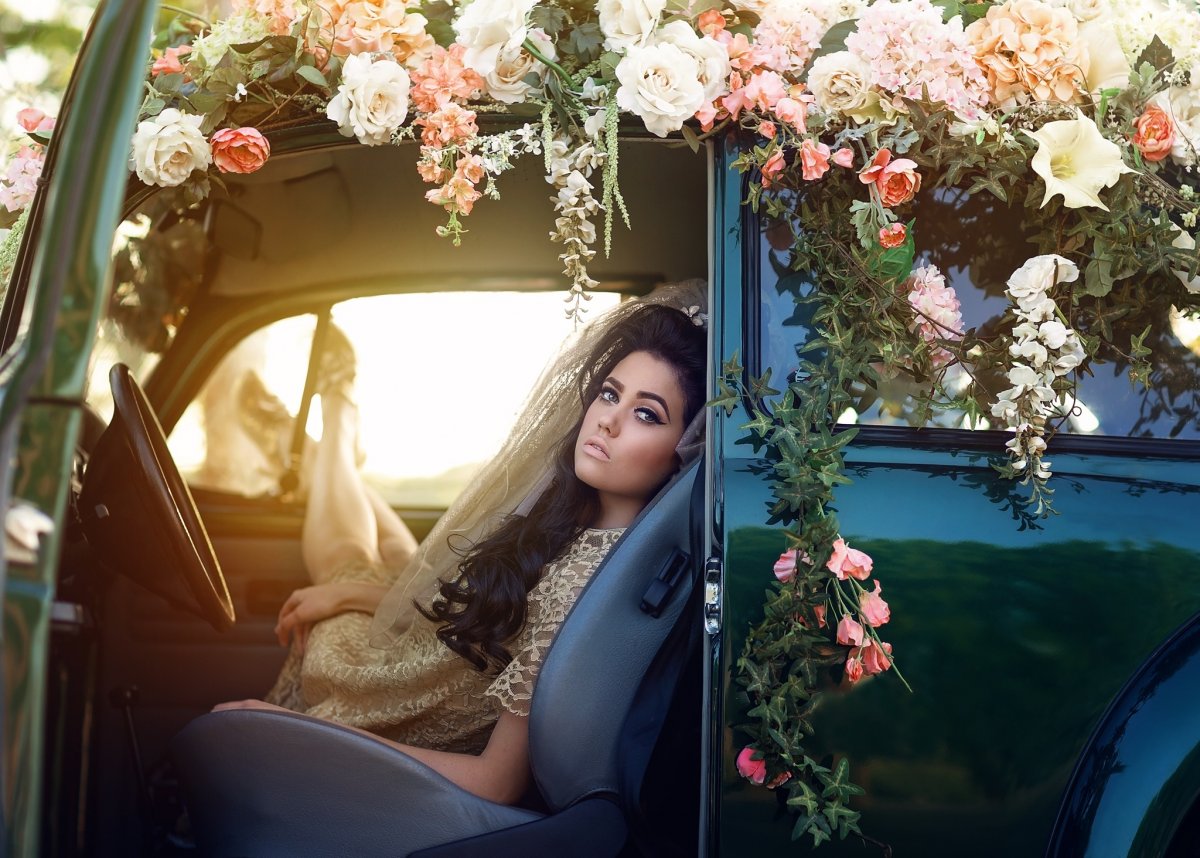 Девушка с цветами в машине