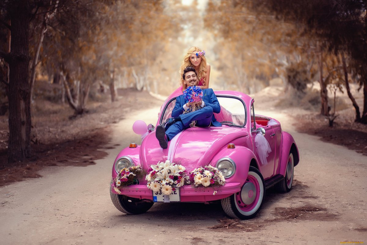 Розовая машинка с цветами