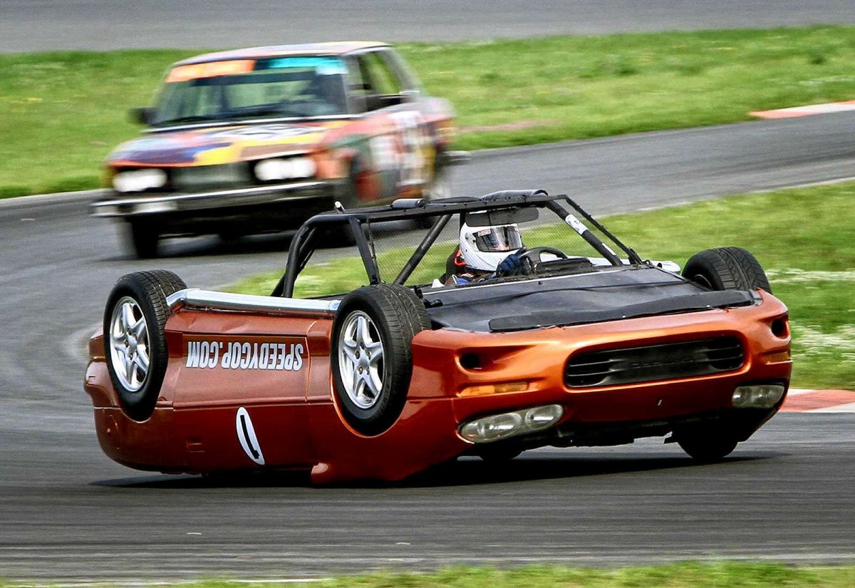 Розовый ретро автомобиль