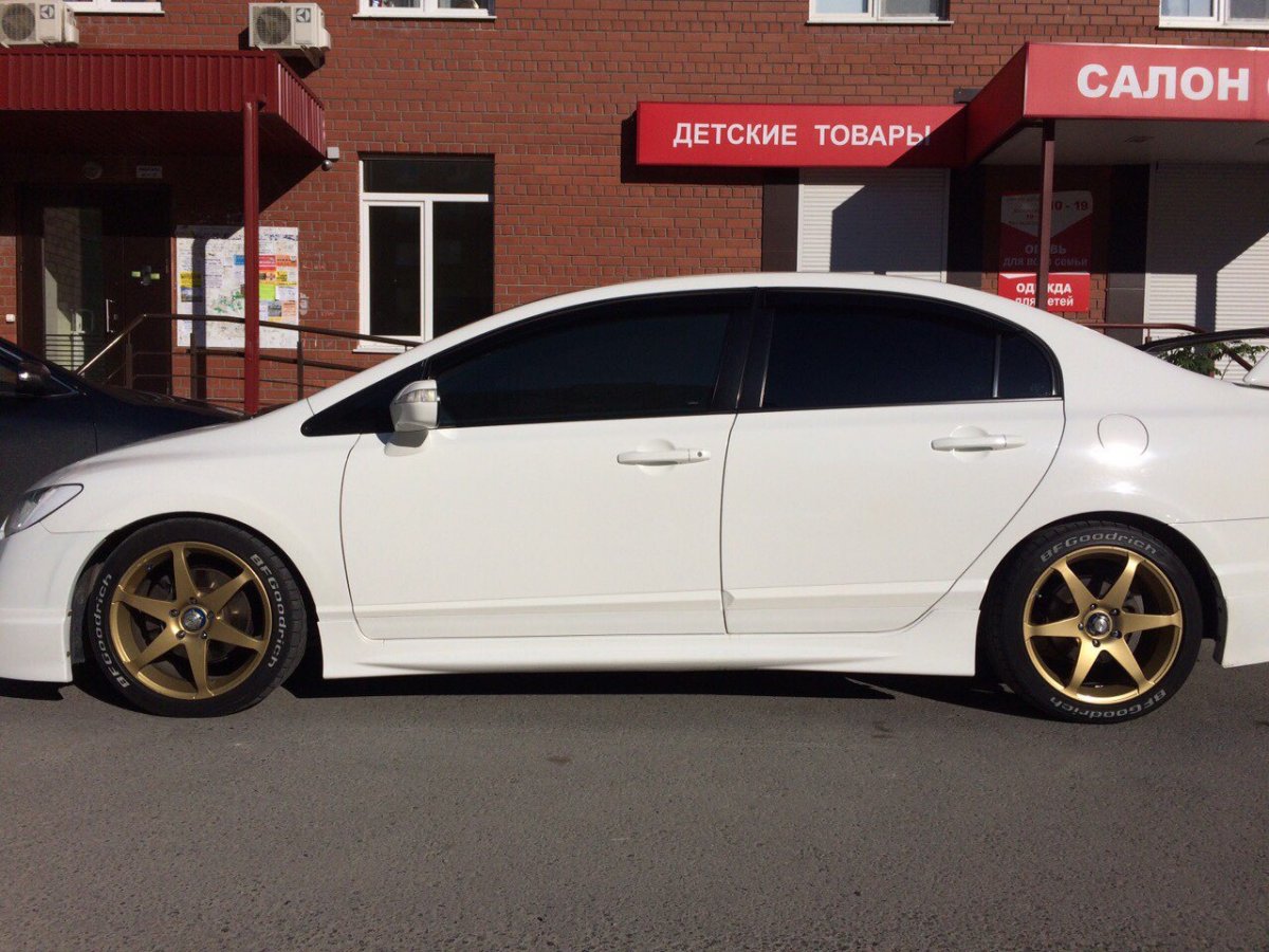 Бронзовые диски на белой машине