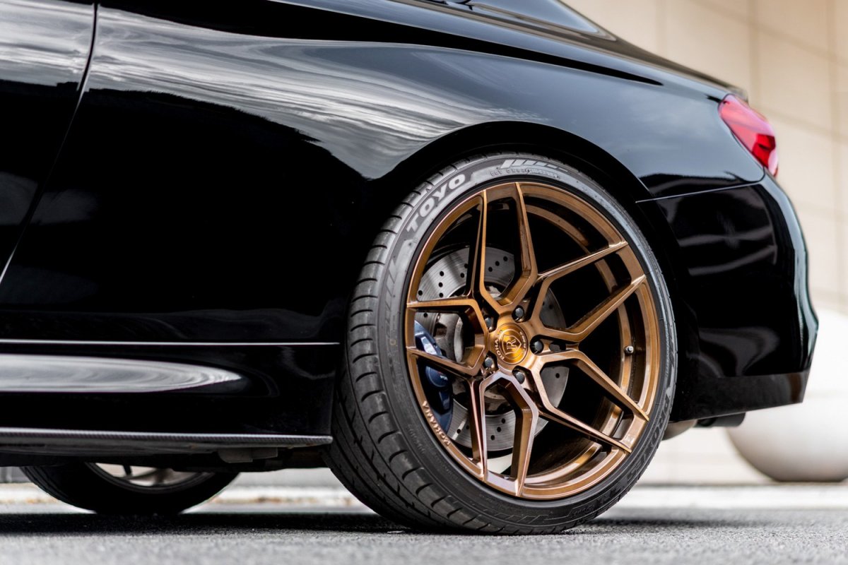 Диски бронза на черной машине