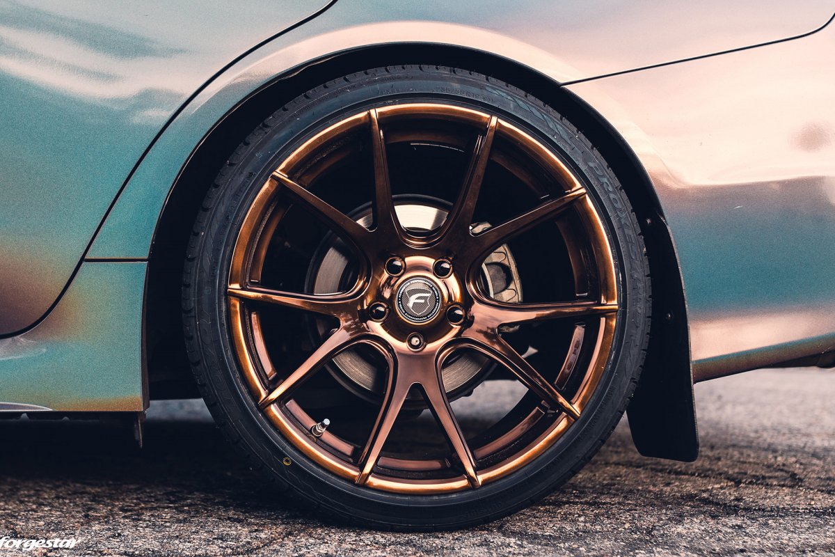 Бронзовые диски на черной машине