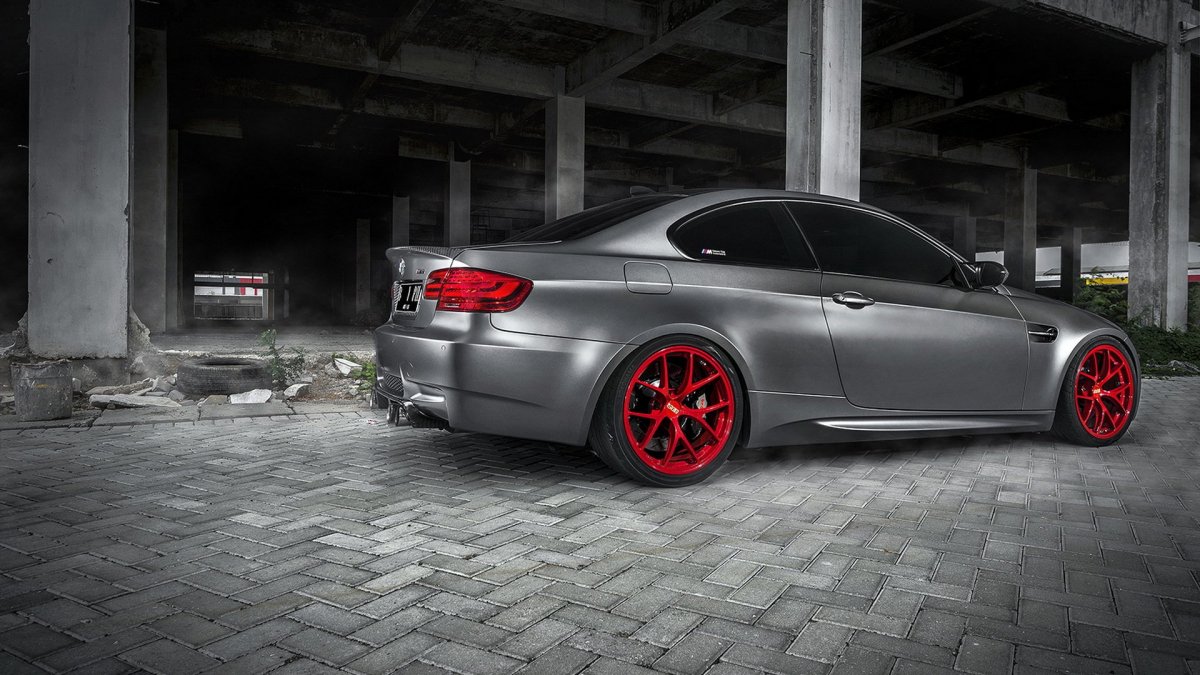 Диски бронза на белой машине