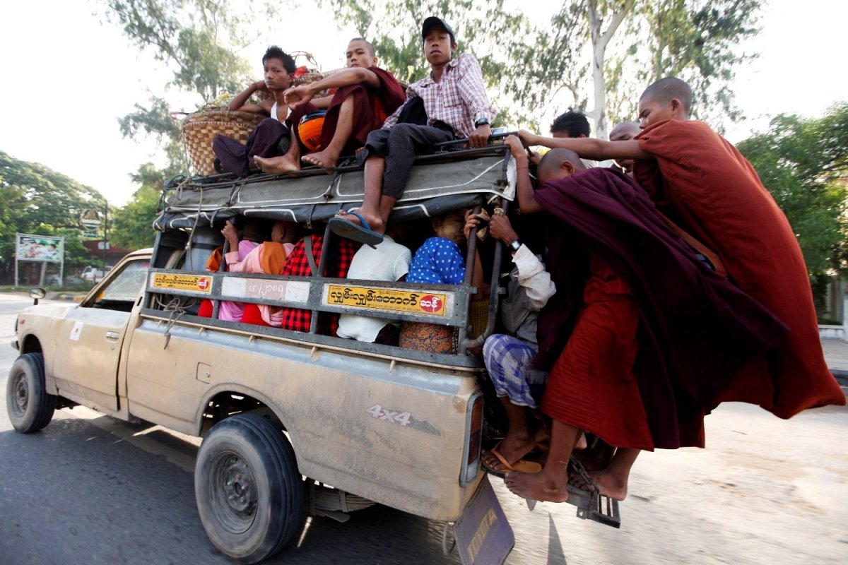 Машина с чемоданами на крыше