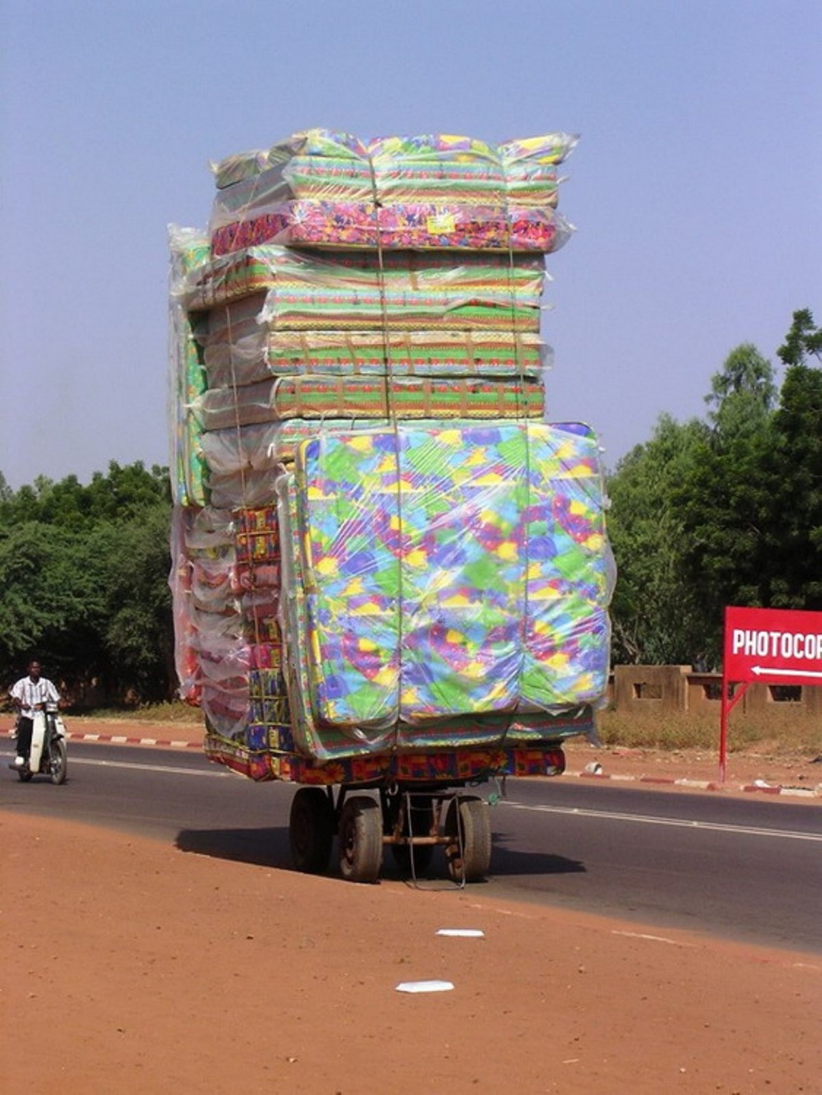 Перегруженный мопед