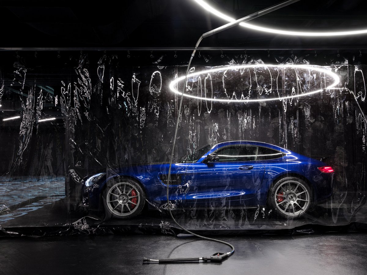 Машина на мойке с черным фоном