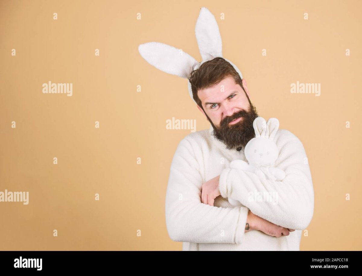 Мужчина в костюме зайца