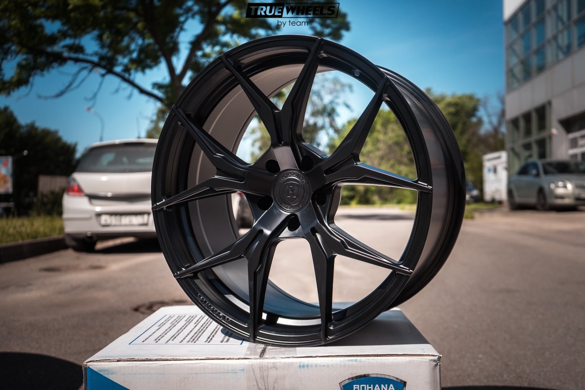 Девушка с дисками колесными