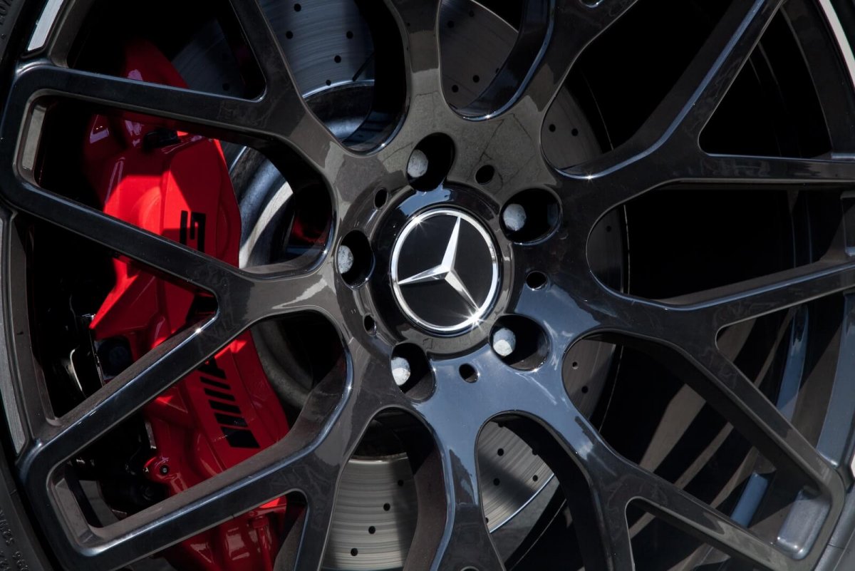 Литые блестящие диск на машине